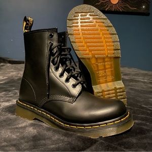 Dr. Marten’s | 1460 Women’s Smooth Leather Lace Up Boots